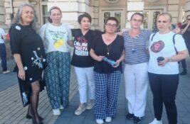 Protest podrške majkama u Bečeju: Iva Hromiš prekinula štrajk glađu, Kristina nastavlja, Opštini dat rok od dva dana
