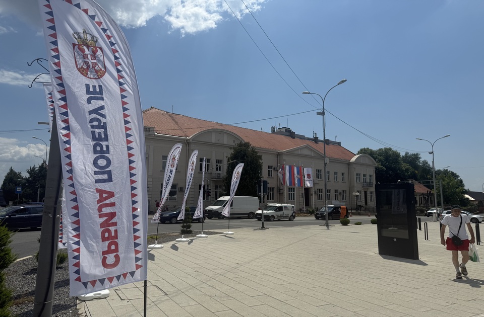 Cisterne, ozvučenje i zastave: pripreme za dolazak pešaka SNS u Inđiju