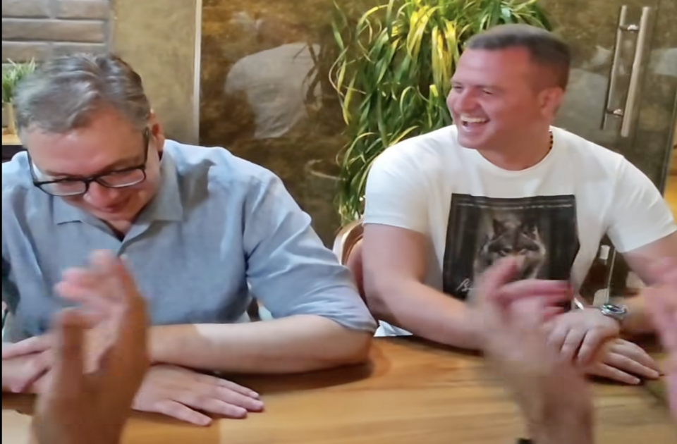 (VIDEO) Vučić u sred noći u Inđiji tražio čoveka koji sedi pored njega