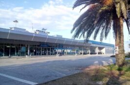 90 putnika iz Beograda zaustavljeno na aerodromu u Tivtu, sumnja se da su „neformalno obezbeđenje Vučića“