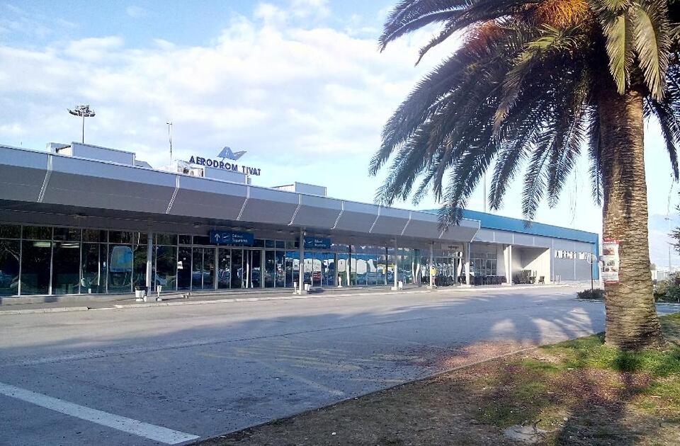 90 putnika iz Beograda zaustavljeno na aerodromu u Tivtu, sumnja se da su „neformalno obezbeđenje Vučića“