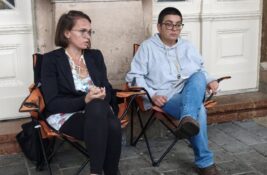 Skup podrške majkama koje štrajkuju glađu ispred zgrade bečejske opštine
