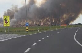 Lokalizovan požar na njivama kod Inđije, saobraćaj se odvija bez zastoja