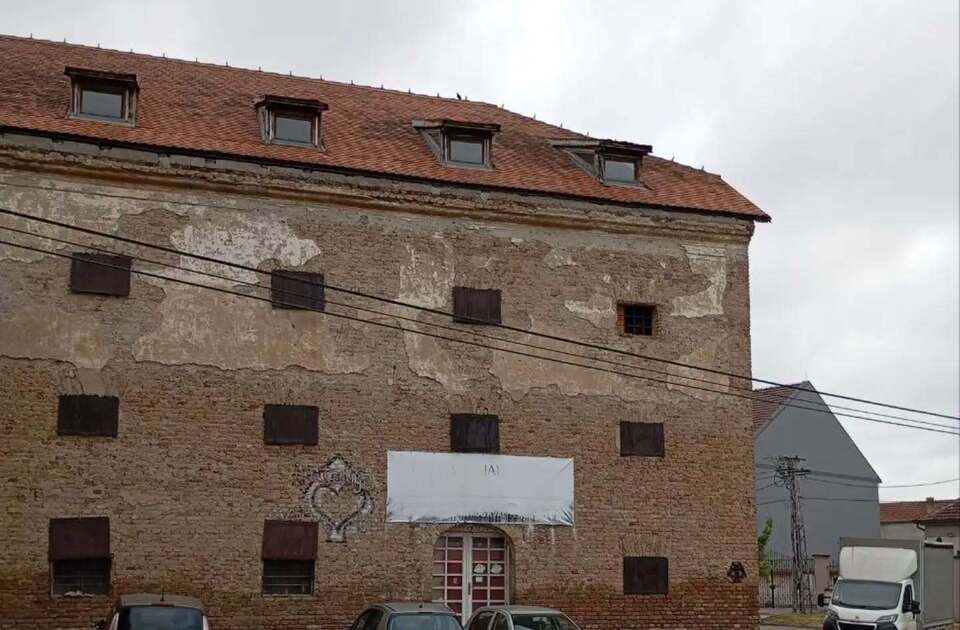 Zbor Sremska Mitrovica:  Uklonjen politički baner sa objekta koji ima status kulturnog dobra od velikog značaja