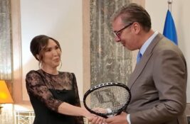 Jelena Janković ambasadorka Ekspa 2027, Vučić joj poklonio kutijicu za nakit, ona njemu reket