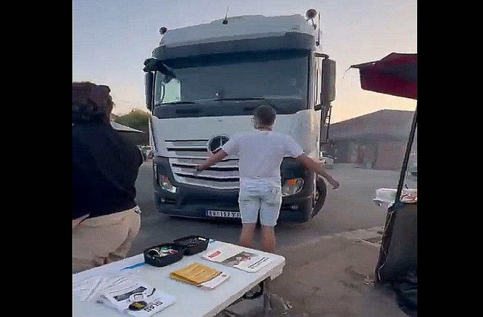 Incident u Kupinovu: Kamion sa natpisom „Srbija pobeđuje“ krenuo ka studentskom štandu Incident u Kupinovu: Kamion sa natpisom „Srbija pobeđuje“ krenuo ka studentskom štandu
