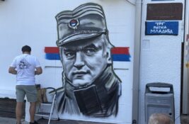 U centru Inđije osvanuo mural Ratku Mladiću, zgrada preko puta Pošte označena kao „Trg Ratka Mladića“