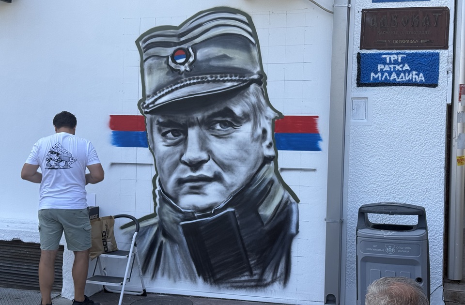 U centru Inđije osvanuo mural Ratku Mladiću, zgrada preko puta Pošte označena kao „Trg Ratka Mladića“ U centru Inđije osvanuo mural Ratku Mladiću, zgrada preko puta Pošte označena kao „Trg Ratka Mladića“