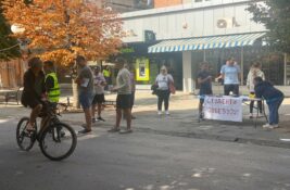 Štand SNS-a zauzeo mesto kod sata, studenti građane dočekali na drugoj lokaciji (VIDEO)