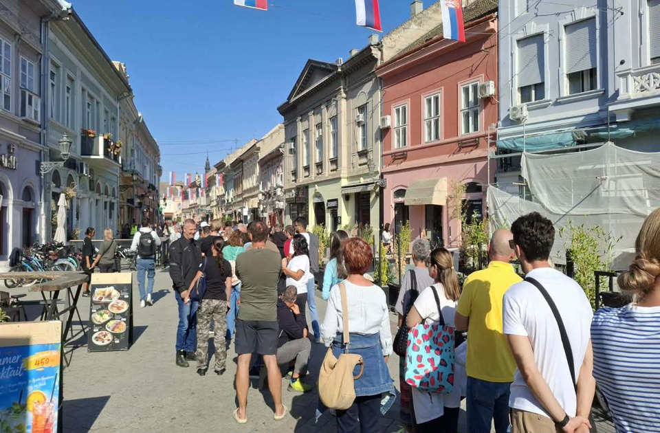 Novi Sad: Građani u dugim redovima za potpis Studentskoj listi (VIDEO)