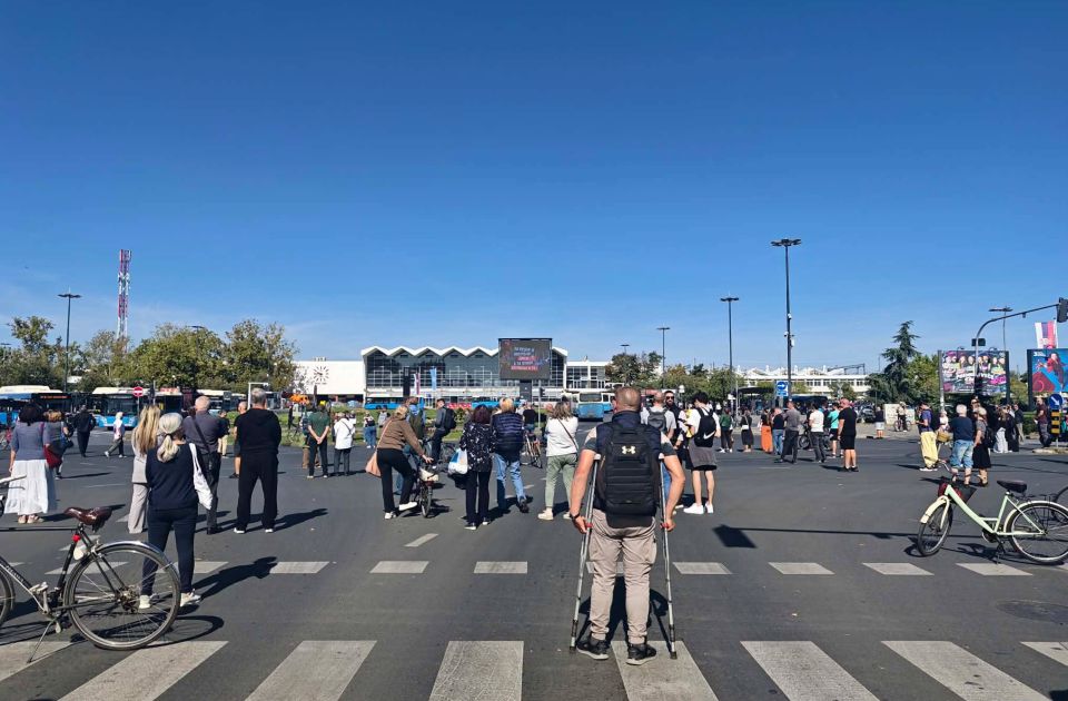 Novosađani odali počast žrtvama pada nadstrešnice: 23 meseca bez pravde (VIDEO)
