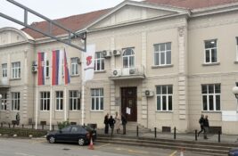 Do 11 časova u Inđiji glasalo 10.325 birača