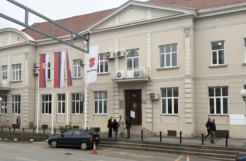 Do 11 časova u Inđiji glasalo 10.325 birača Do 11 časova u Inđiji glasalo 10.325 birača