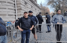 ANEM: Optuženi za napad na ekipu N1 došao na suđenje u majici sa likom Ratka Mladića