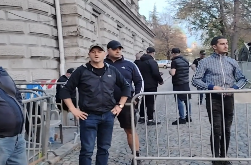 ANEM: Optuženi za napad na ekipu N1 došao na suđenje u majici sa likom Ratka Mladića
