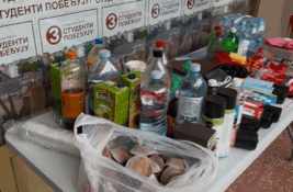 Studenti Inđija uklanjaju stranačke plakate i nalepnice sa javnih površina (VIDEO)